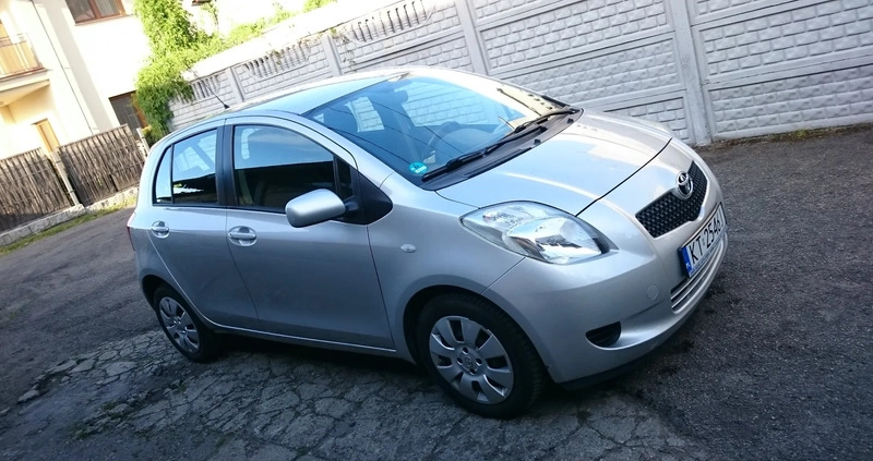 Toyota Yaris cena 15800 przebieg: 215700, rok produkcji 2006 z Tarnów małe 781